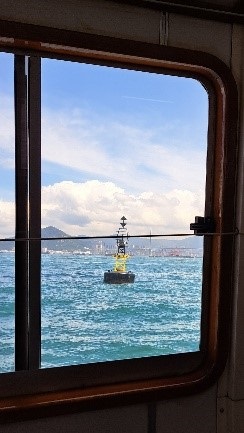 青洲附近嘅方位標記，顔色由上至下係黑、黃、黑，表示可航行水域在標記嘅東側
