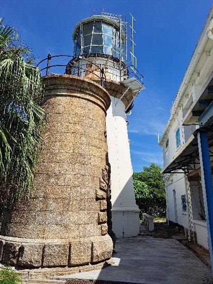 前方為1875年建成嘅舊青洲燈塔，以花崗石建造，充滿歐陸色彩；後方為1905年建成嘅新青洲燈塔，以花崗石同混凝土建造，至今仍在使用中