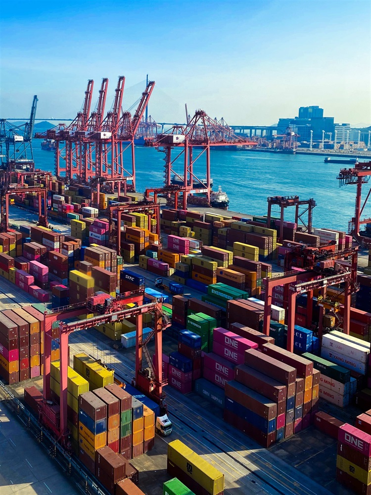登上控制中心俯瞰货柜码头