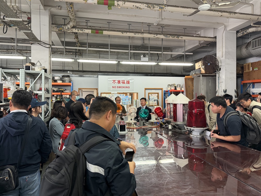 高级助理船务主任郭先生正在详细介绍辅航设备及系泡小组的日常工作