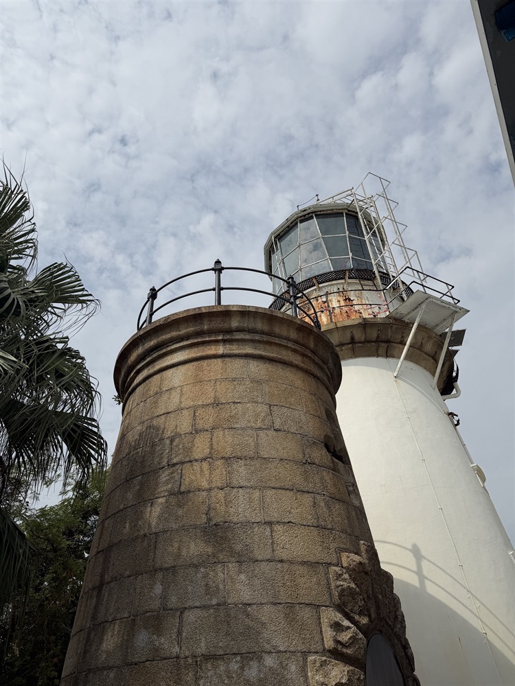 前方为1875年建成嘅旧青洲灯塔，以花岗石建造，充满欧陆色彩；后方为1905年建成嘅新青洲灯塔，以花岗石同混凝土建造，至今仍在使用中