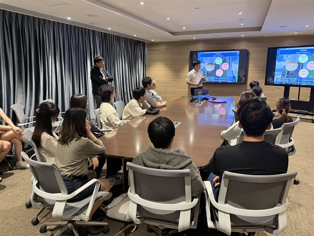 助理海事主任 Louis 正在介紹船隻航行監察中心（VTC）職能