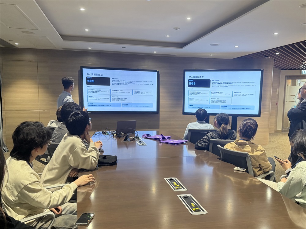 高級海事主任 Neo正在介紹海上救援協調中心（MRCC）職能