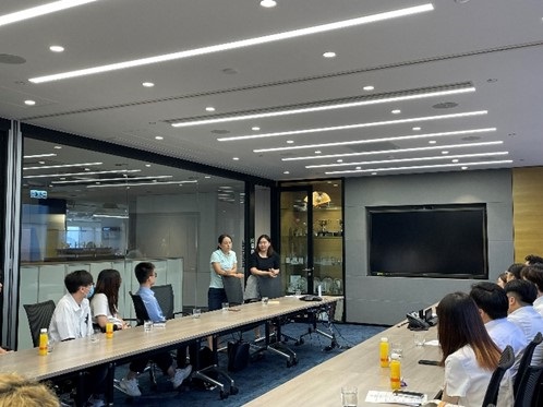 Staff members take turns sharing how they have overcome various challenges at work and the experiences they have gained from them.