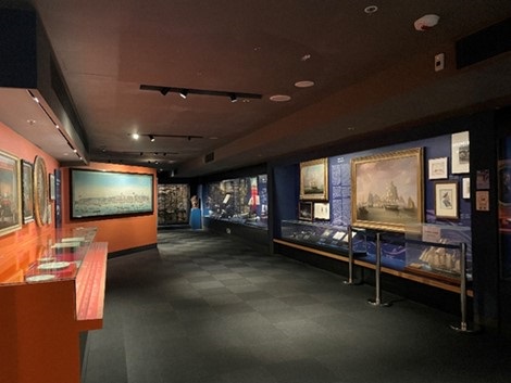 “Pacifying the South China Sea” depicts the battle between the Qing Navy and pirates at Lantau Island during the Jiaqing period. 