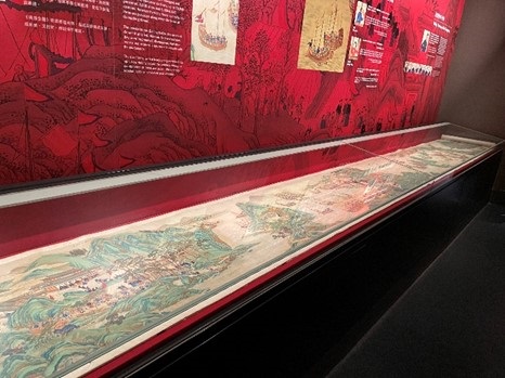 “Pacifying the South China Sea” depicts the battle between the Qing Navy and pirates at Lantau Island during the Jiaqing period.  