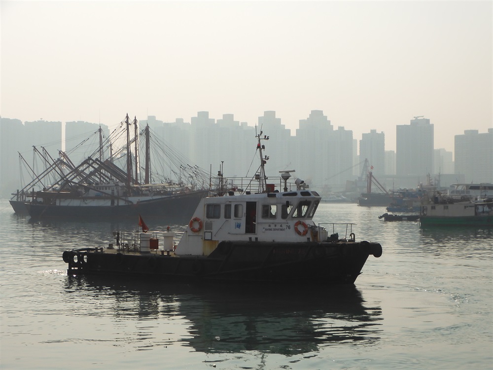 海港巡邏組的巡邏船在香港水域內進行日常巡邏