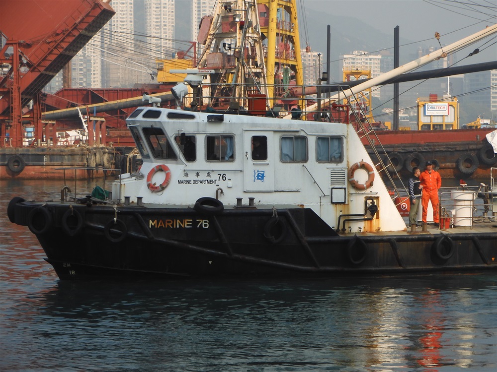 海事主任與海事督察於巡邏船上合作緊密，確保港口運作暢順