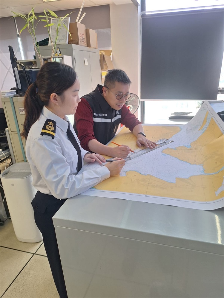 梁先生（右）於海港巡邏組指揮中心策劃執法行動